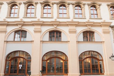 Fasáda budovy s řadou obloukových oken