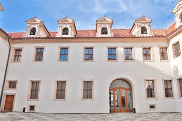 Fasáda historické budovy s věžičkami a balkony