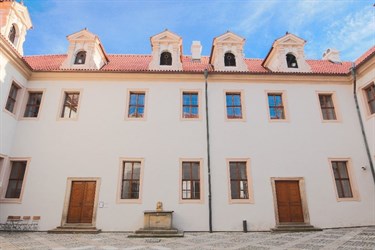Fasáda paláce s obloukovými okny a věžičkami