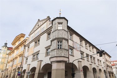 Historická budova s arkádami a balkonem