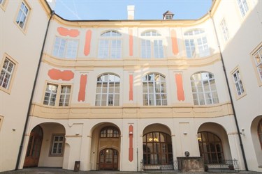 Nádvoří historické budovy s arkádami