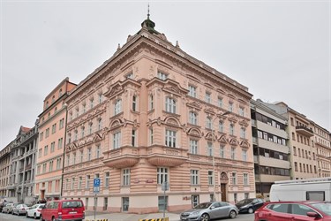 Rohová budova s bohatě zdobenou fasádou