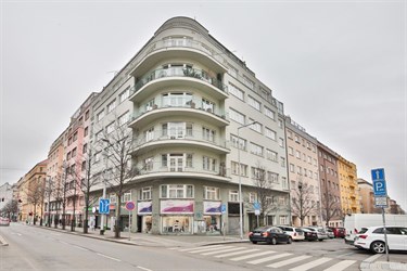 Secesní rohová budova s věžičkou