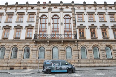 Secesní vila s věžičkou a předzahrádkou